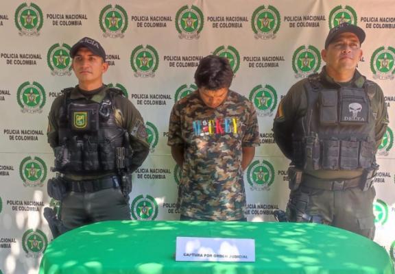 Persona capturada-policías custodiando