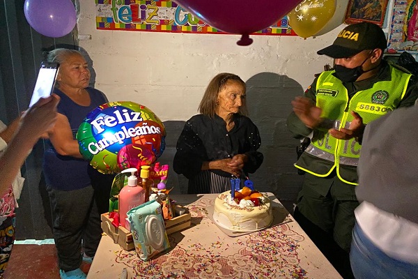 Festejo de cumpleaños a adulto mayor