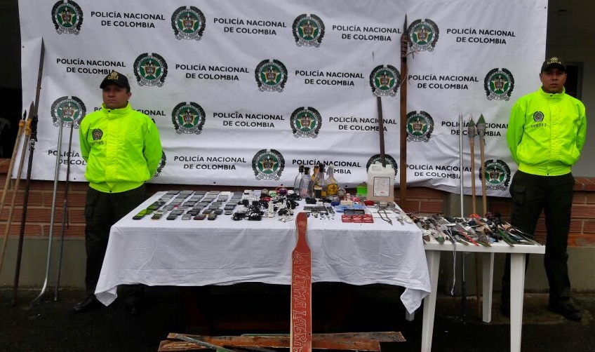 Policía-incauta-armas-blancas-,alucinógenos-,celulares-entre-otros-.