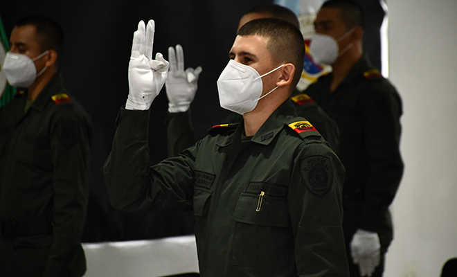24 Auxiliares de Policía juran bandera en la ESBOL