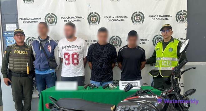 Se incautaron dos armas de fuego y una motocicleta.