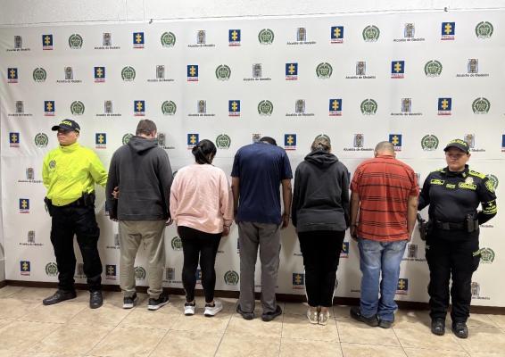 dos policías y cinco personas capturadas