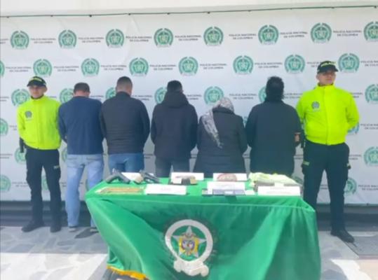 Personas capturadas-policías custodiando-elementos incautados 