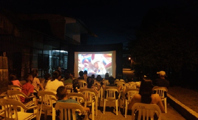 Cine al barrio