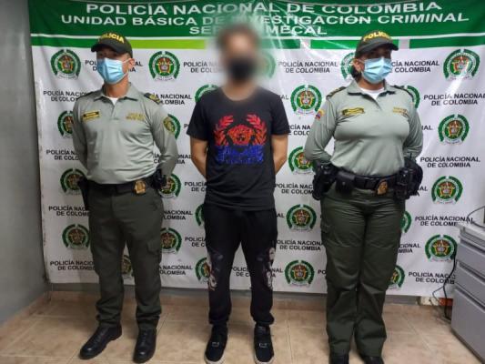 1 persona capturada-policías custodiando