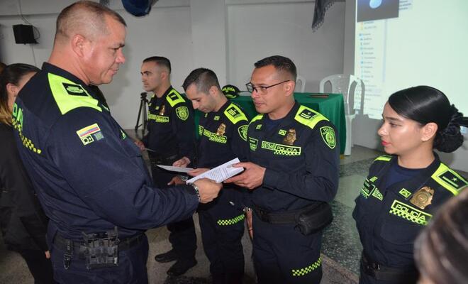 entrega de reconocimiento a policías en evento círculo de transparencia
