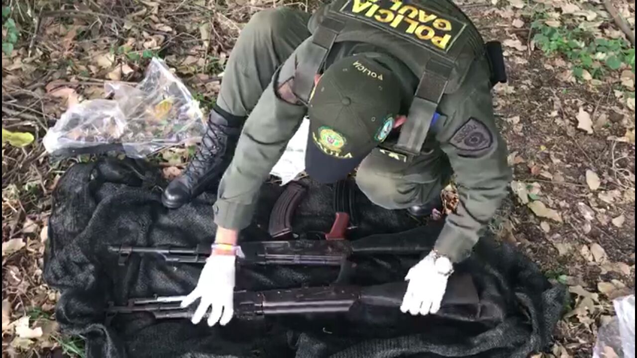 El Gaula de la Policia Nacional encontro fusiles y municiones escondidas bajo tierra en zona rural del municipio del Carmen de Bolivar 