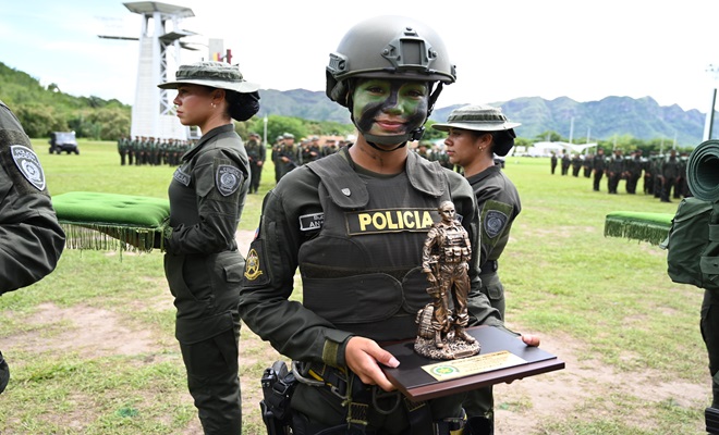 mujer policía recibiendo reconocimiento