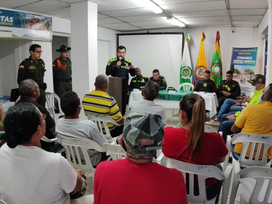 Charlas con la comunidad para combatir la delincuencia 