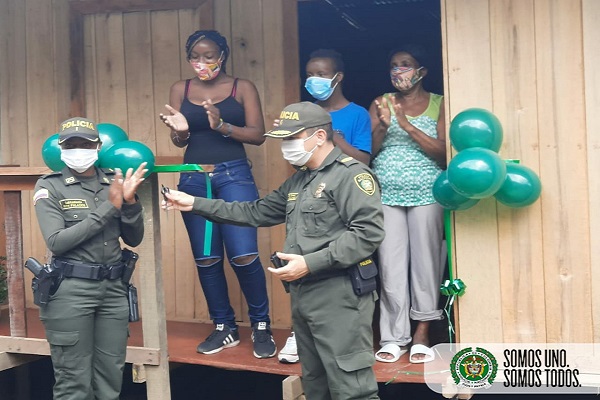 Como-regalo-de-navidad,-Policía-y-comunidad-construimos-vivienda-a-una-familia-vulnerable-de-Quibdó.