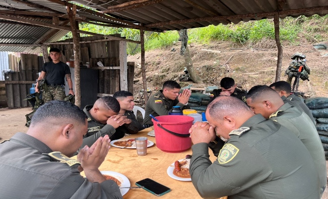 compartir entre hermanos de uniforme lo poco que tienen para fortalecer lo que nunca puede faltar, la uni&oacute;n