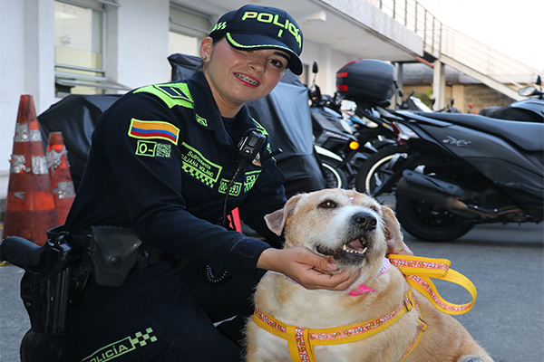 Policia-nacional-adopta-a-chela-tras-el-fallecimiento-de-su-cuidador-en-Pereira