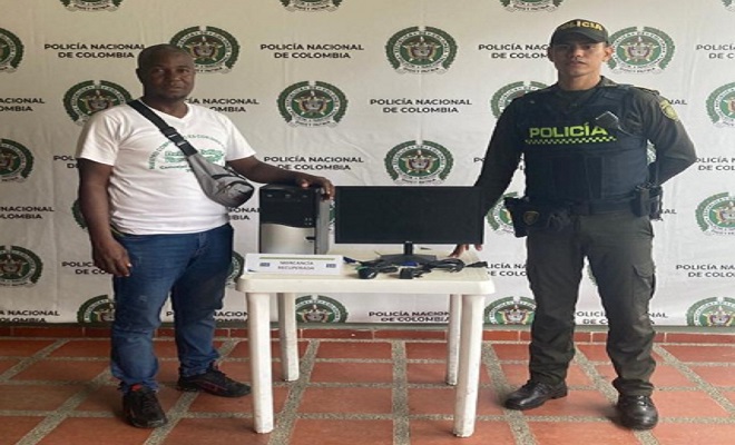 Elemento recuperado-policía entregando televisor