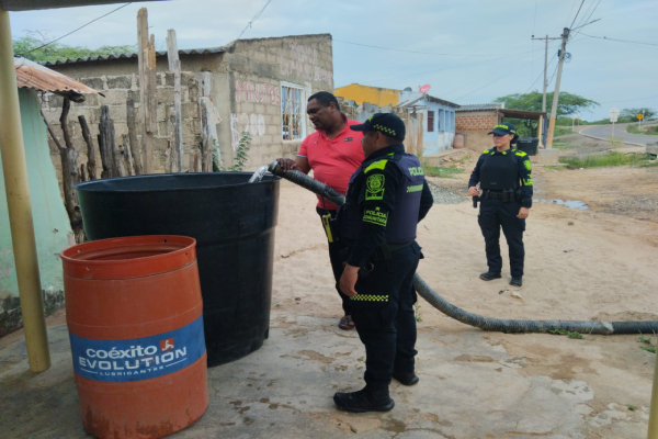 La Policía Comunitaria lleva agua potable a comunidad indígena en Riohacha
