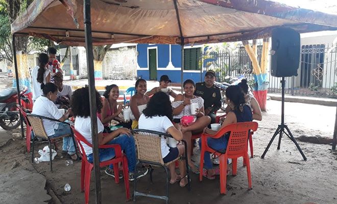 Comunidad disfrutando del sancocho comunitario