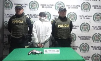 El hombre tenía en la pretina del pantalón el arma de fuego