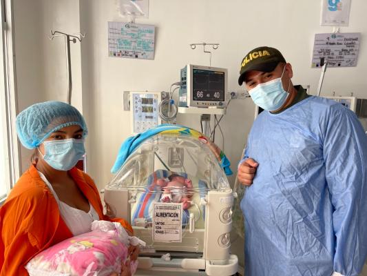 Policía visitando bebe recién nacida