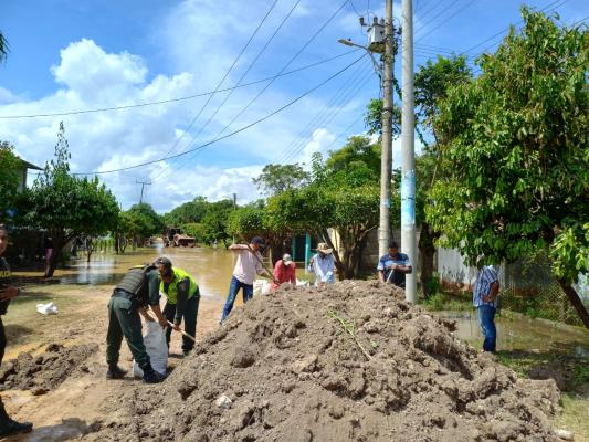 Con barricadas Policías y comunidad de Margarita buscan contener la furia del rio Magdalena.