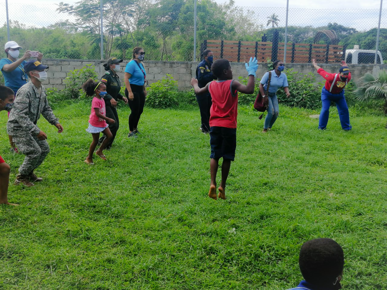 Con cantos, juegos, rondas y entrega de regalos visitamos el albergue de Elsy Bar 