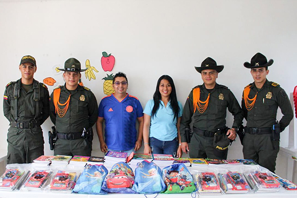 Entrega de kits escolares por nuestros Carabineros 