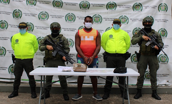 1 persona capturada-policías custodiando-elementos incautados