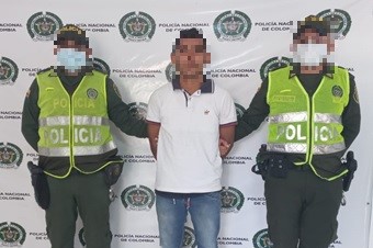 1 persona capturada-policías custodiando