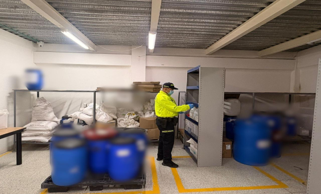 Policía inspecciona la elaboración de medicamentos