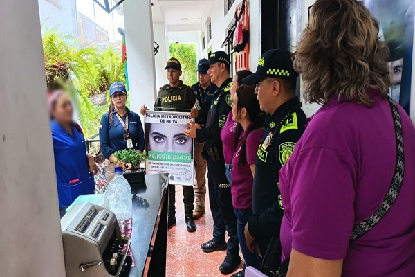 Tres Polic&iacute;as en actividades de control con la comunidad