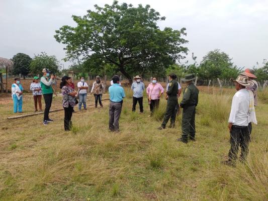 Utilizando llantas, botellas plásticas, tubos, madera, cartón y plástico uniformados de la Policía Tolima realizaron la creación