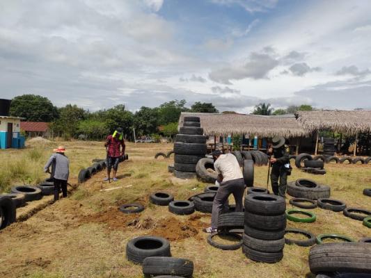 Utilizando llantas, botellas plásticas, tubos, madera, cartón y plástico uniformados de la Policía Tolima realizaron la creación