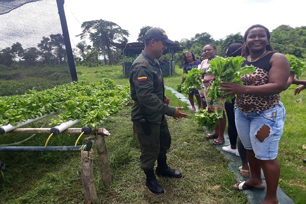 Con-nueva-técnica-de-cultivo-la-Policía-Nacional-aporta-a-la-alimentación-de-la-comunidad-de-Paimadó