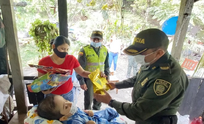 Con alegría la policía del socorro celebró el cumpleaños no. 8 a Juan José 