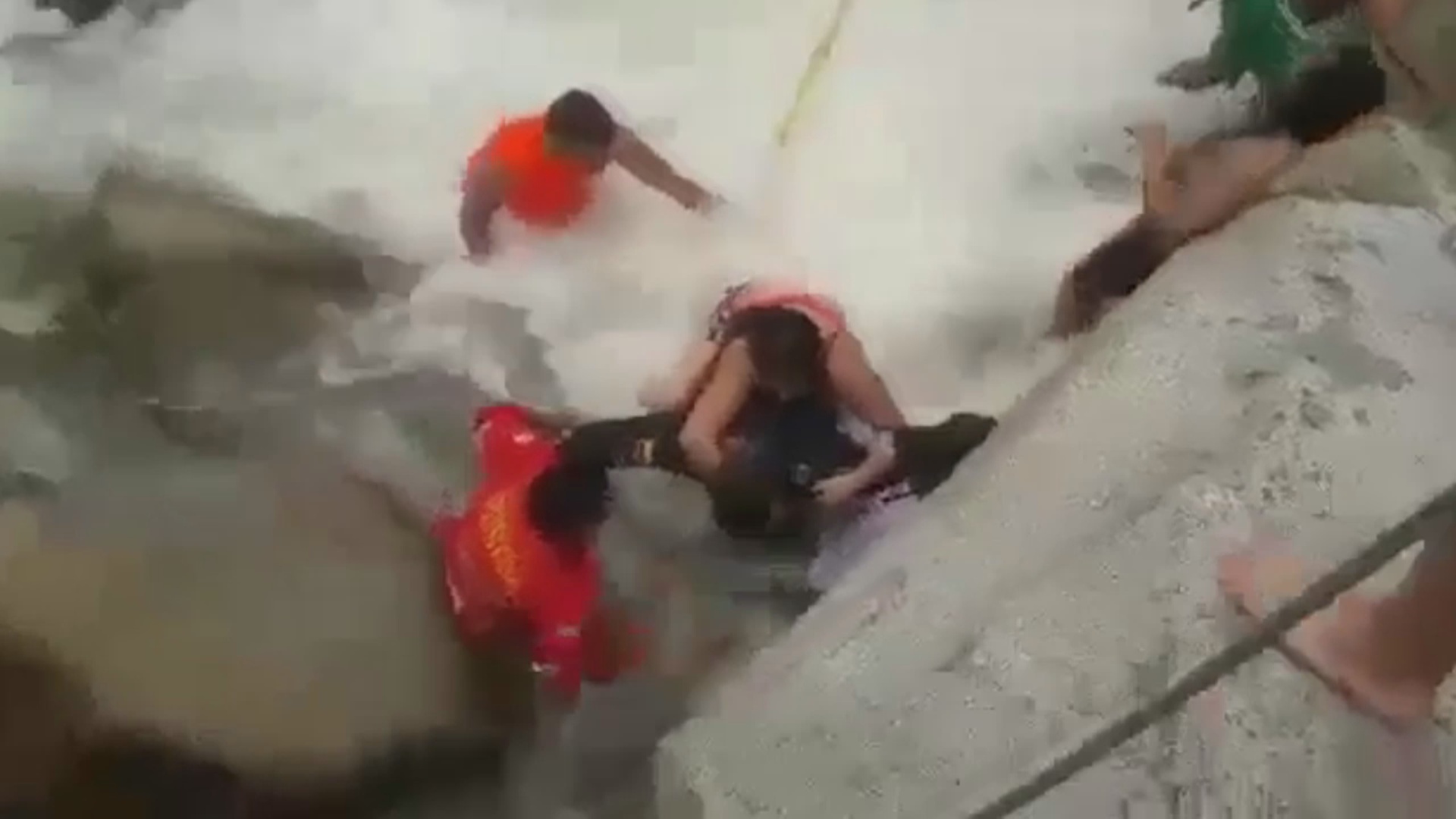 En-acción-heroica-policía-salva-mujer-de-morir-ahogada-en-río-1