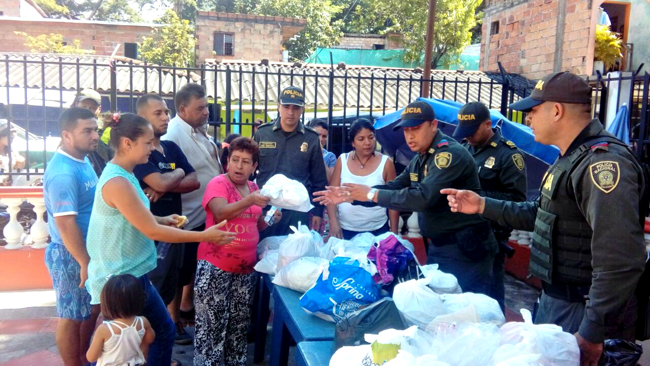 La-policía-antioquia-ayuda-a-familias-damnificadas-por-la-ola-invernal-en-el-suroeste-antioqueño.-3