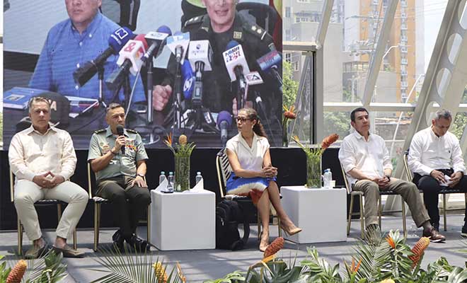  Conversatorio con excomandantes de la Metropolitana.
