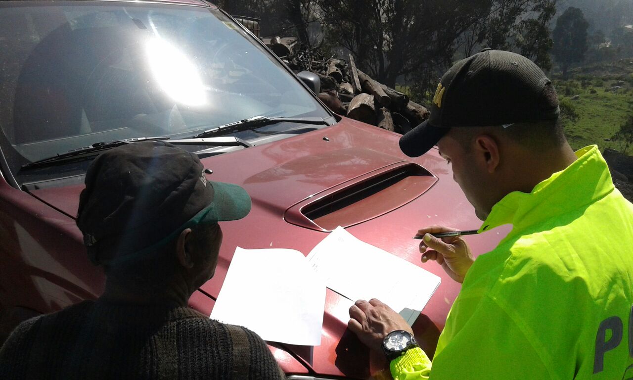 policia-realizando-documentacion-derechos-de-capturado