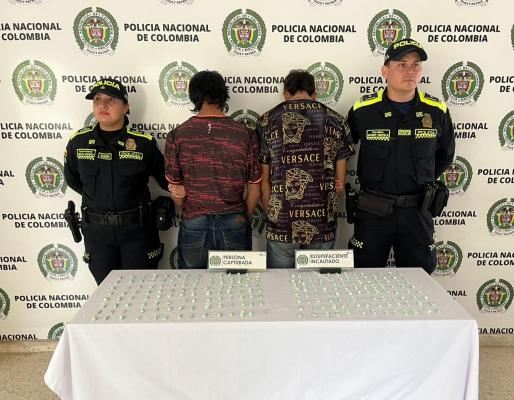Dos hombres capturados en medio de dos policías