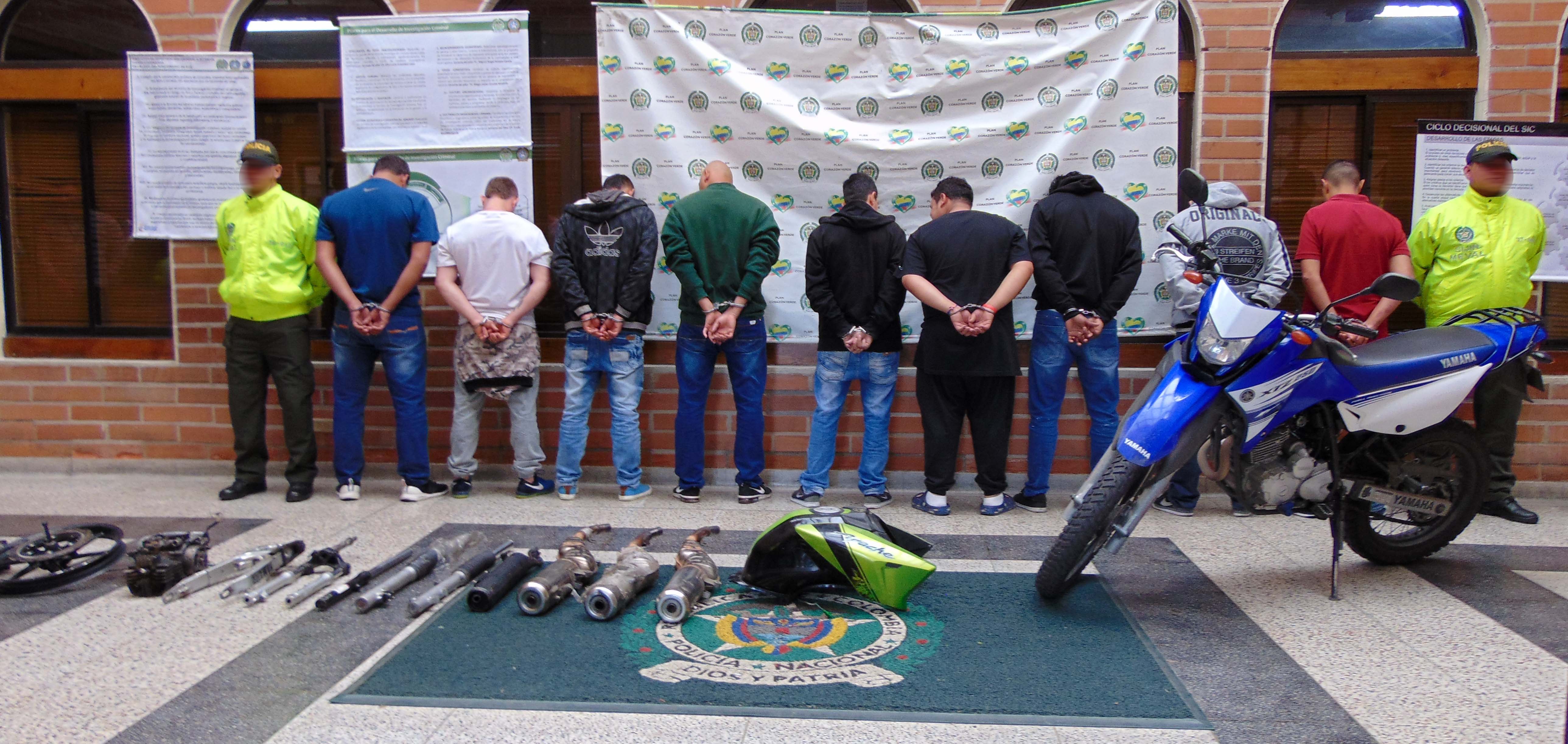 Policías de la Sijin custodian a nueve personas capturadas integrantes de banda delincuencial 