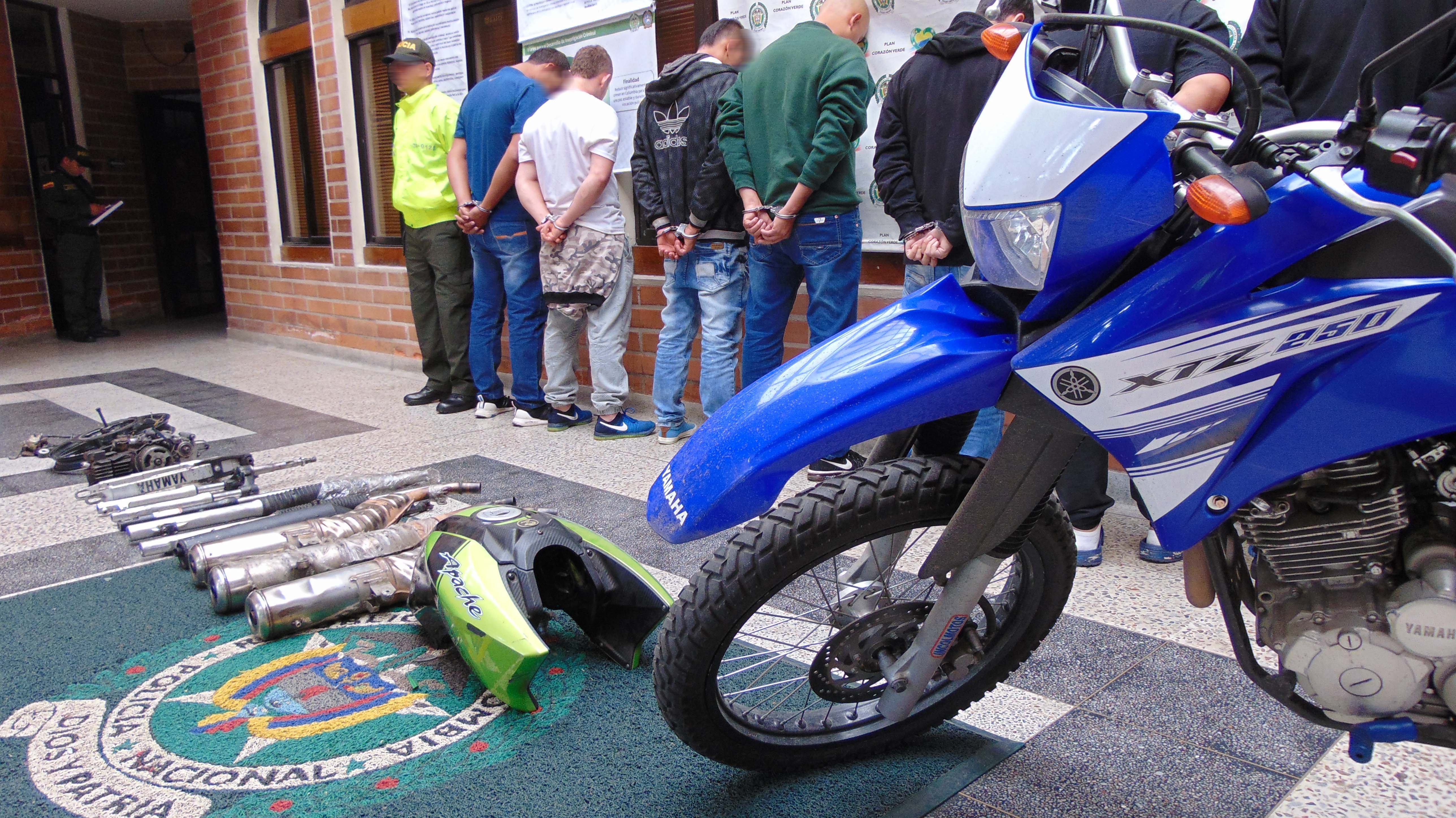 Motocicleta y moto partes incautados a banda delincuencial de Medellín
