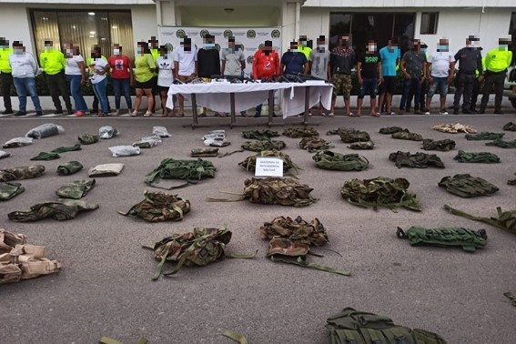 18 personas capturadas-policias custodiando-armas de fuego incautadas-elementos de intendencia incautados