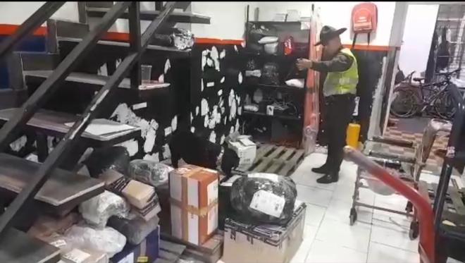 Grupo de Carabineros y Guías Caninos, descubrió que una de las cajas donde se hallaban ocultos varios gramos de estupefacientes