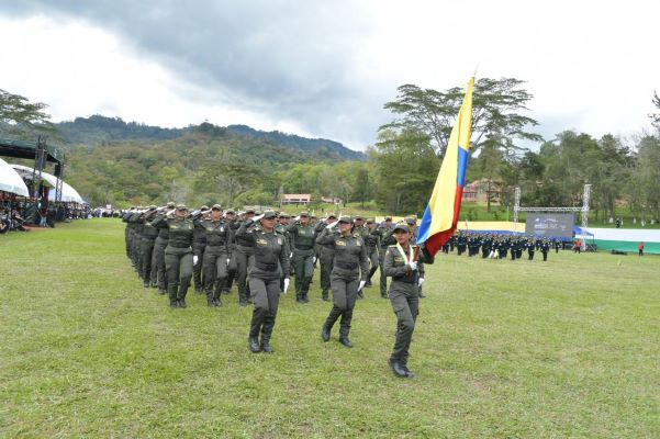 Desfile del curso 001 de patrulleros de Policía 