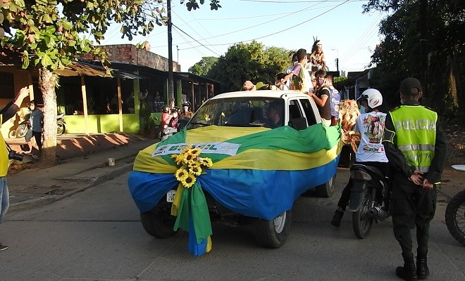 Desfile de inicio de confraternidad amazónica carroza Brasil