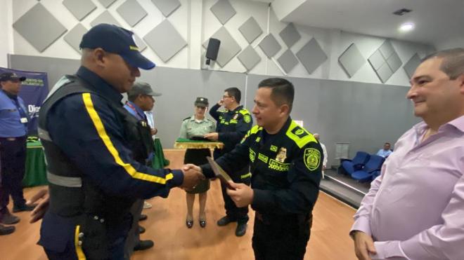 Reconocimiento a su trabajo y su aporte a la seguridad de los ciudadanos.