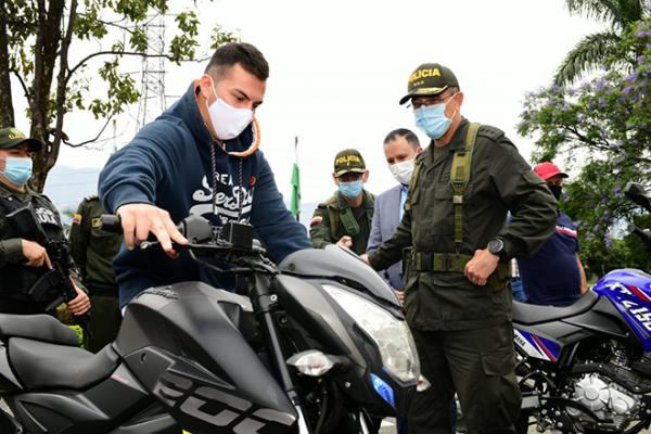 Nuestro Director General hace entrega de vehículos y motocicletas recuperadas a sus propietarios