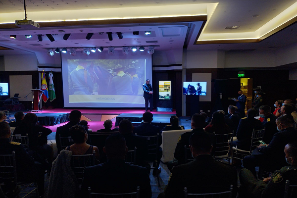 proyección de imágenes -policías observando