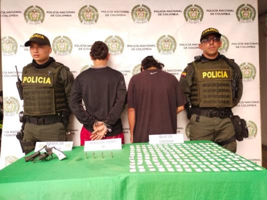 con droga y arma de fuego fueron sorprendidos dos sujetos