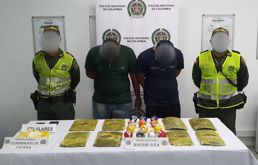 Controles de la policía Nacional permiten la captura de dos hombres por el delito de porte de estupefacientes.