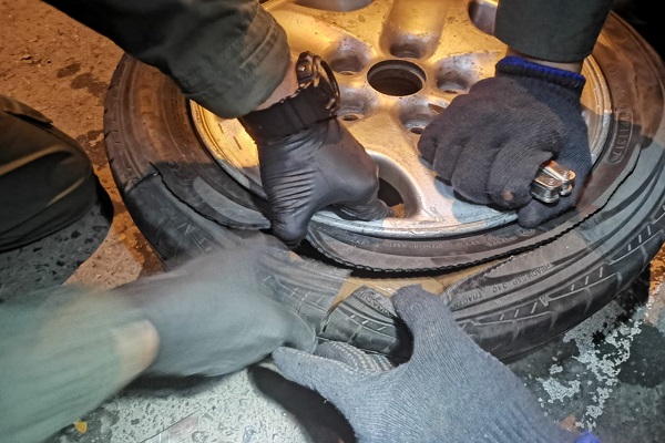 5 kilos de marihuana venían en la llanta de un automóvil 