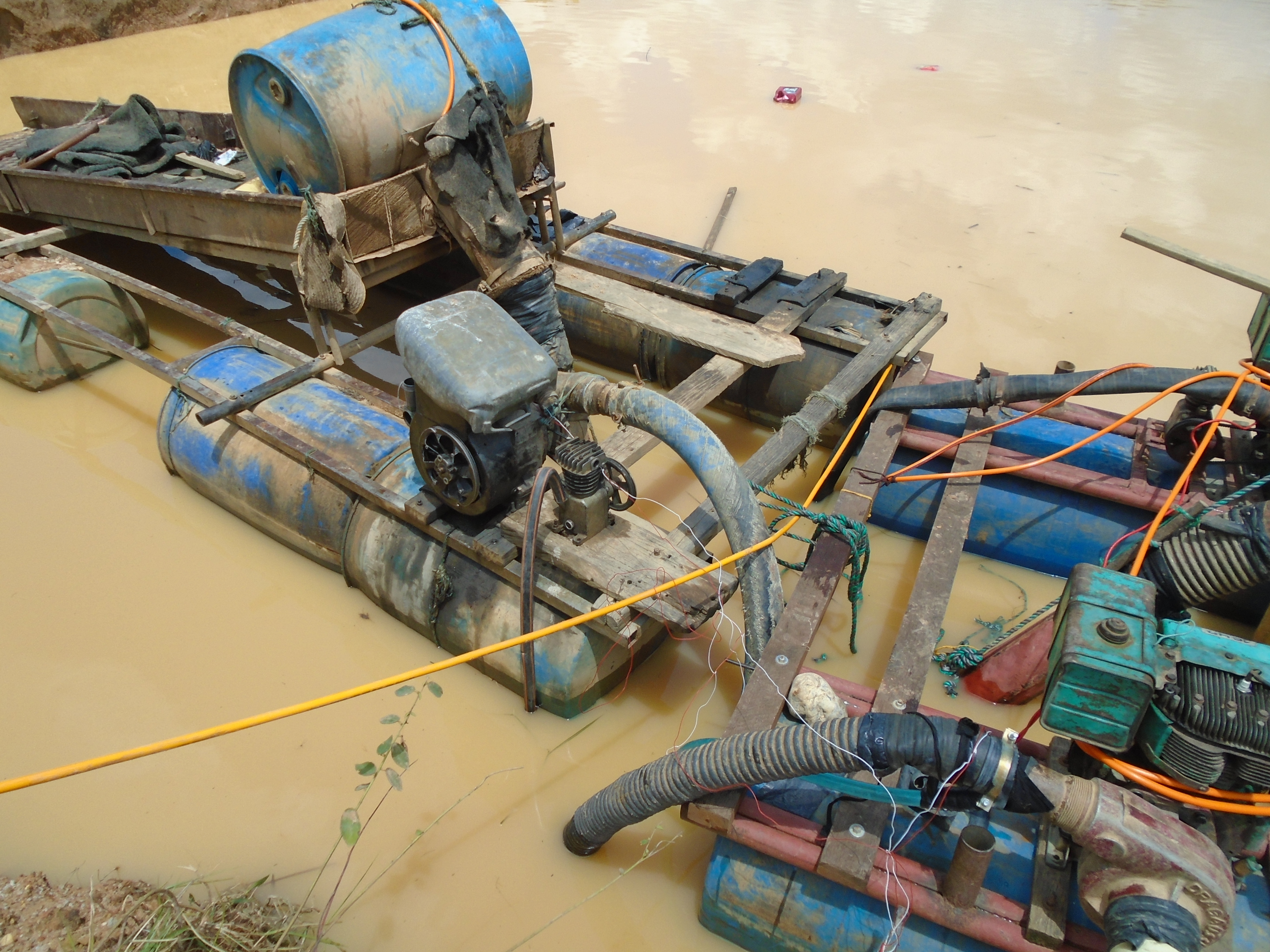  Con estas dragas se estaba ejerciendo la actividad ilícita